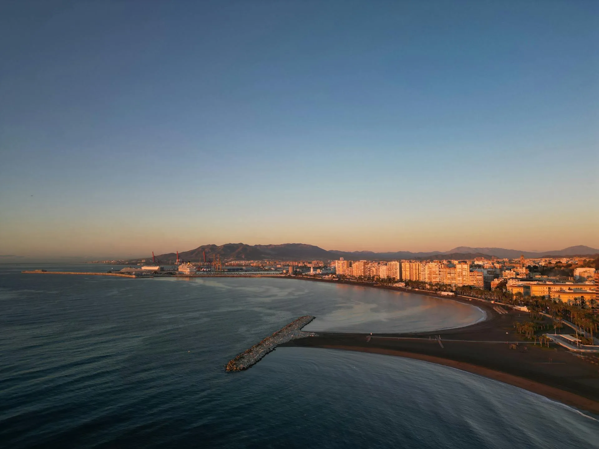 Foto panoramica de edificios con playa